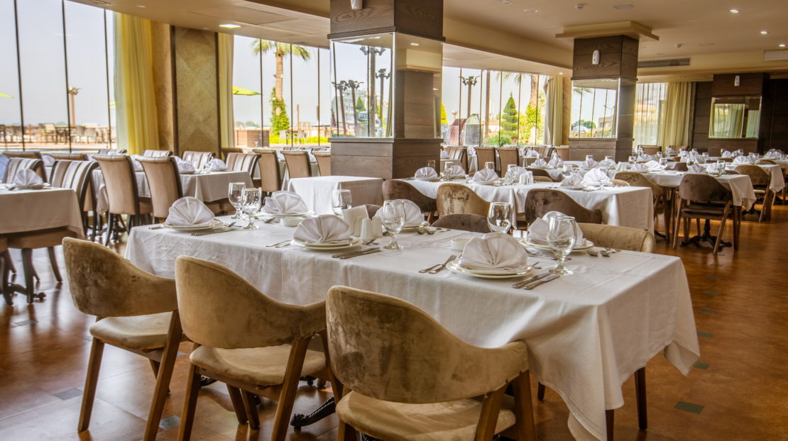 Fontana Goldenbeach Restaurant tables