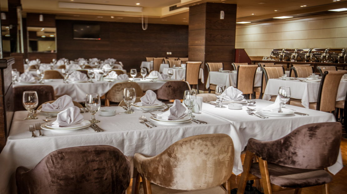 Fontana Goldenbeach Restaurant tables