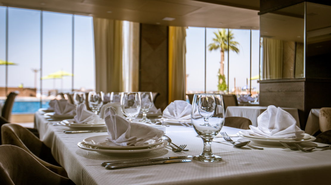 Fontana Goldenbeach Restaurant tables