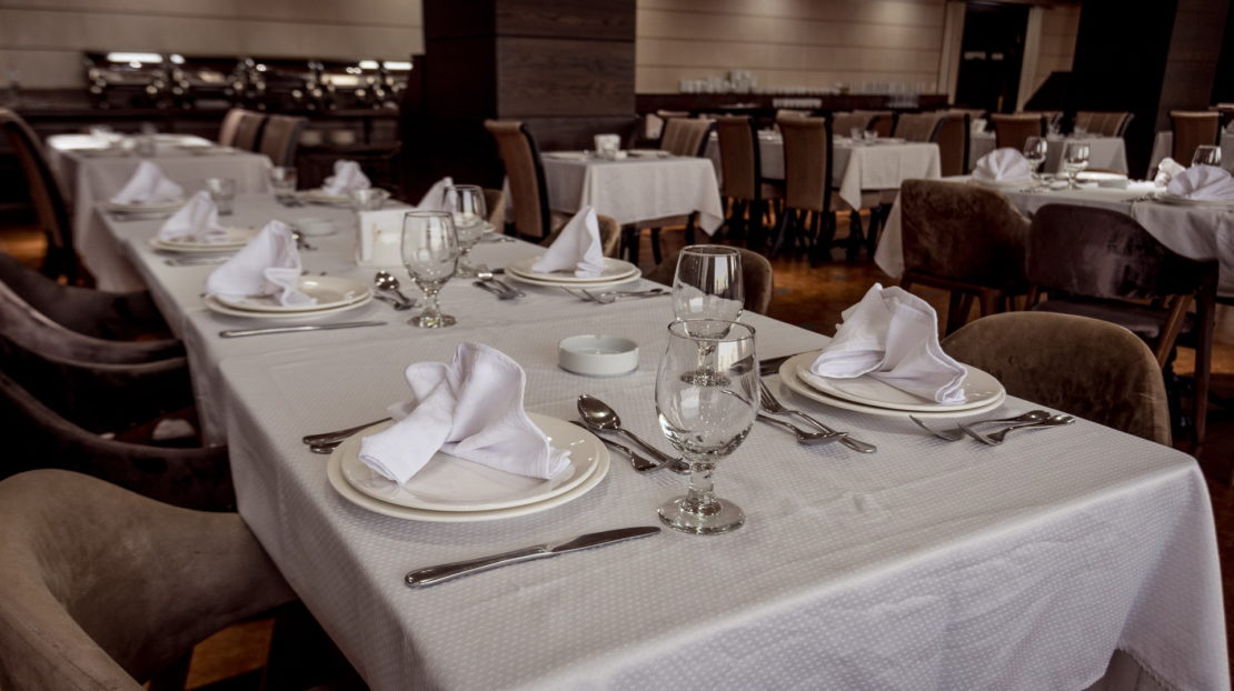 Fontana Goldenbeach Restaurant tables